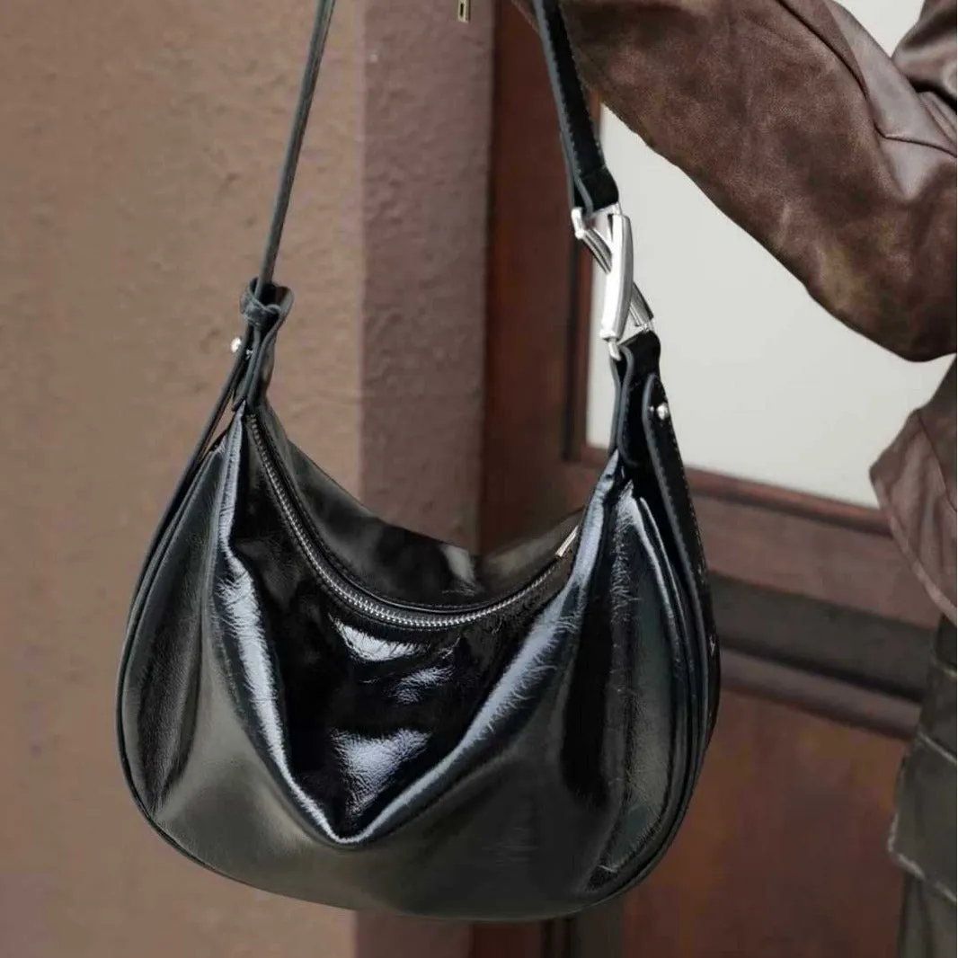 Women's oil wax leather crossbody bucket bag in anch red with zippered inner pocket, 29x18x8cm