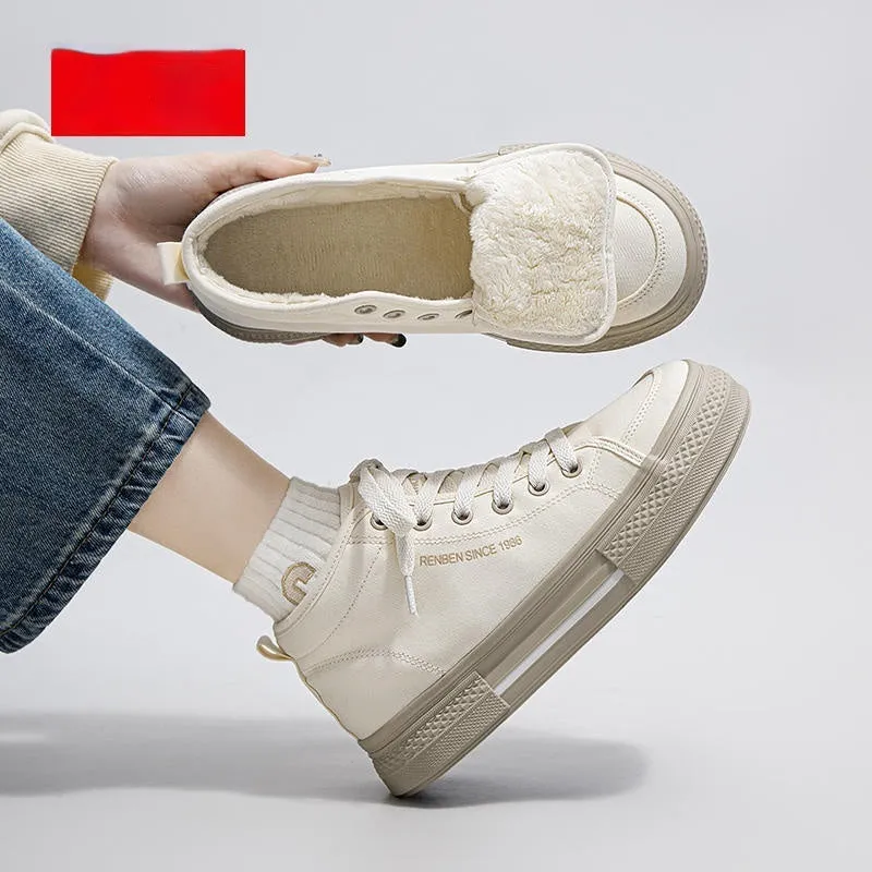 Men's canvas skate shoes in beige with cross straps and a low platform heel on a grey background