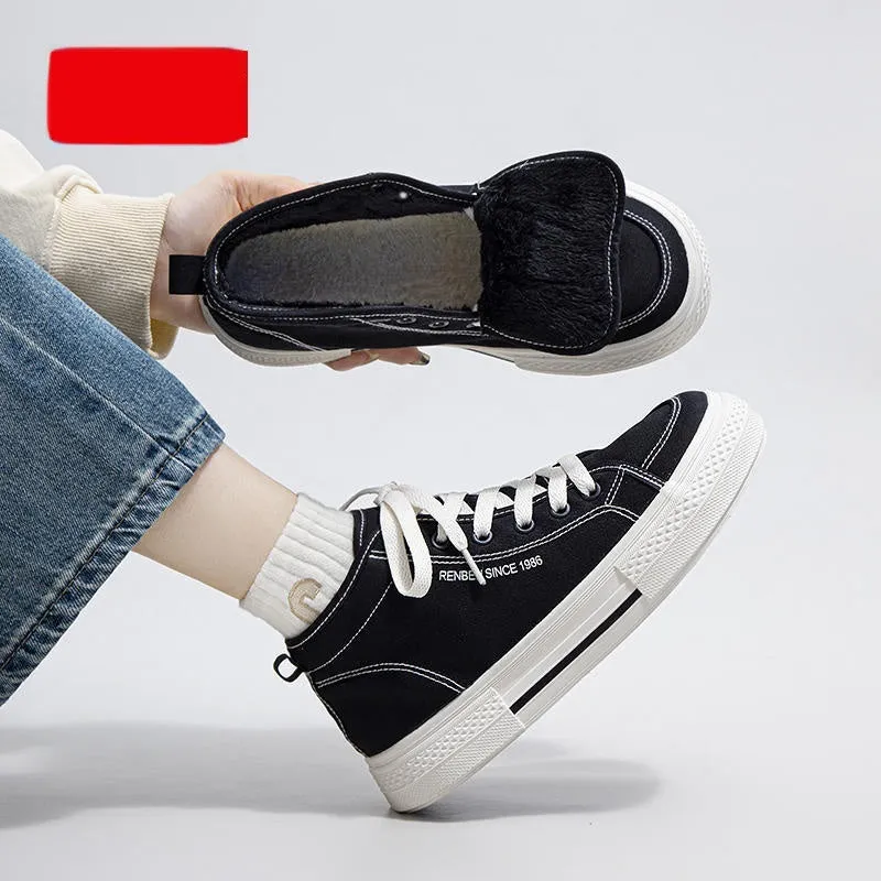 Men's canvas skate shoes in beige with cross straps and a low platform heel on a grey background