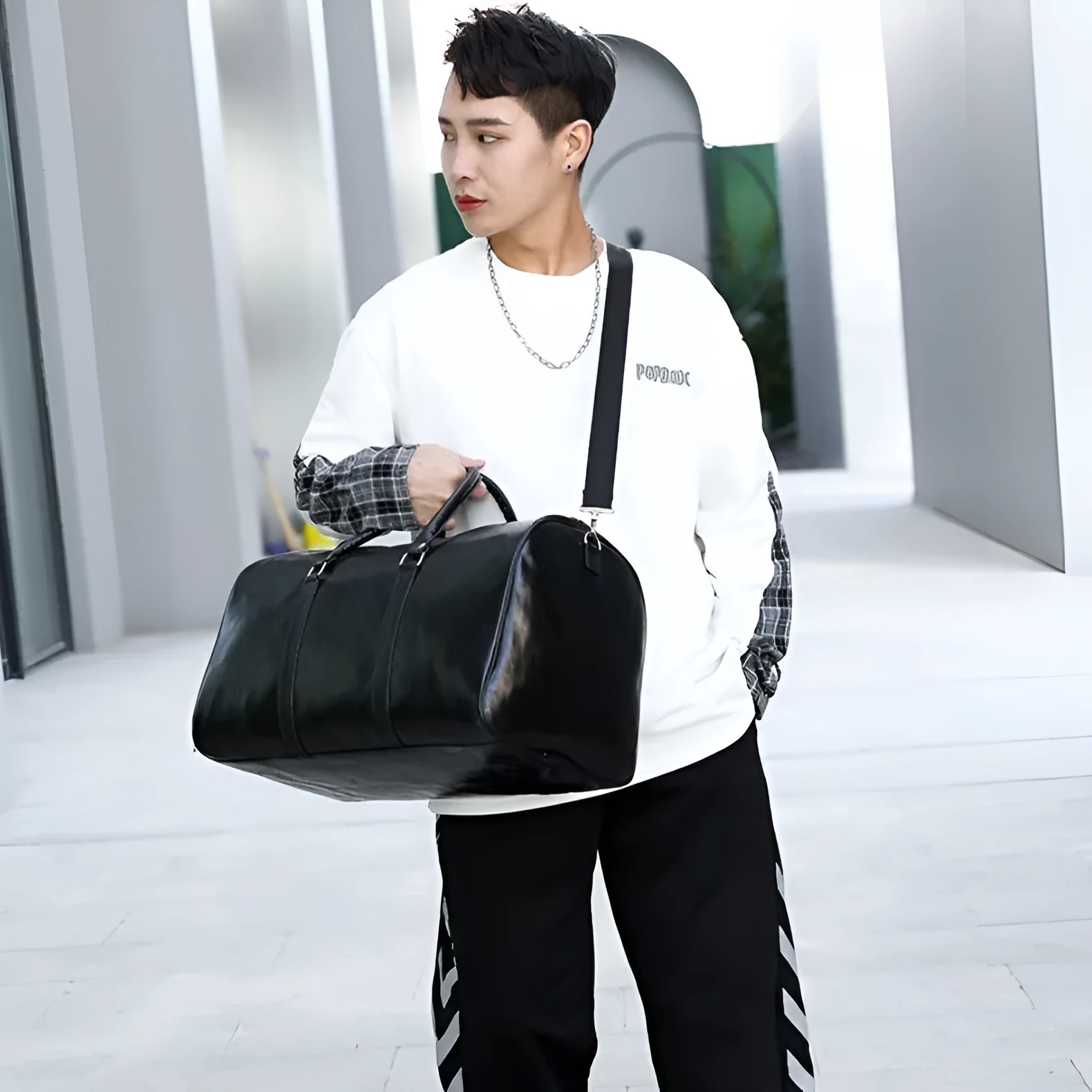 Retro large capacity men's sports gym bag in black PU leather with visible sewing thread stitching