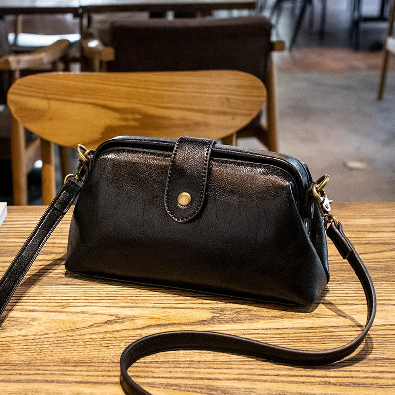 Trend Retro women's messenger bag in brown PU clamshell design with horizontal square shape