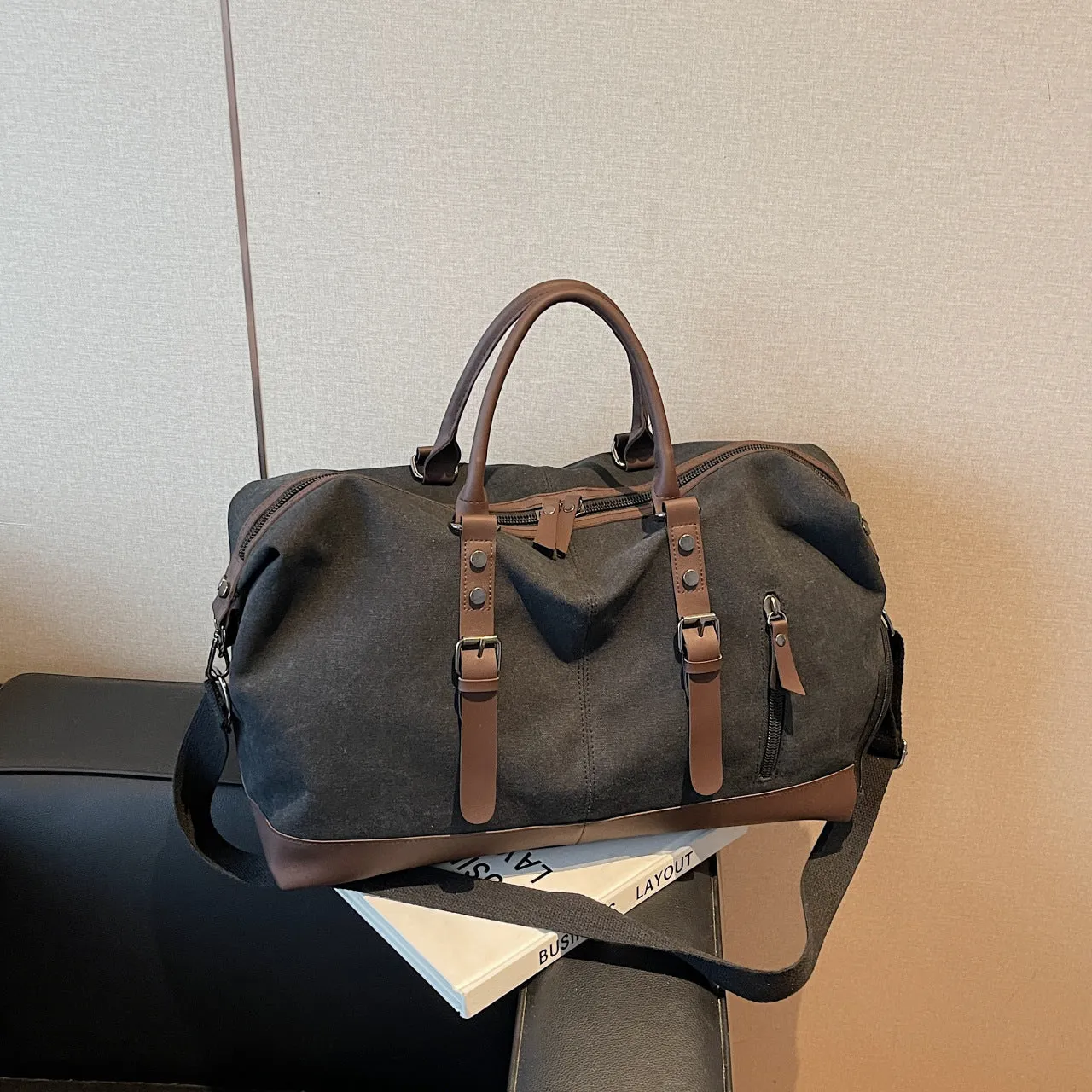 Canvas travel shoulder bag for men and women, breathable leisure bag, available in Black, Milky White, and Green