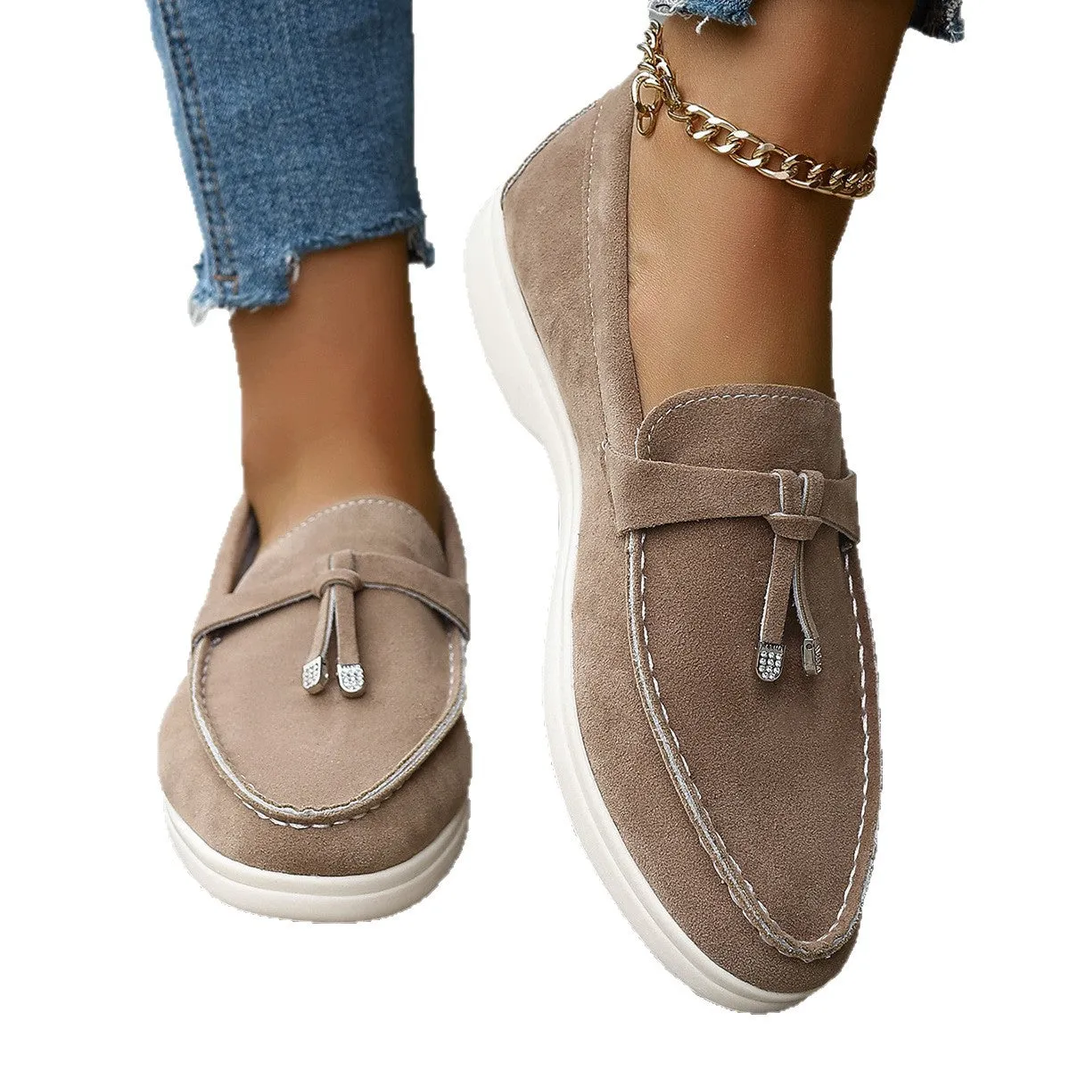 Casual tassel loafers for women in solid colour with low heel and round toe