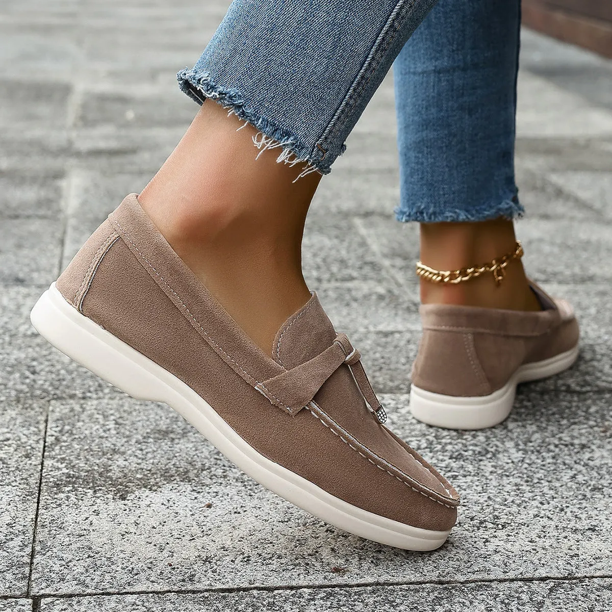 Casual tassel loafers for women in solid colour with low heel and round toe