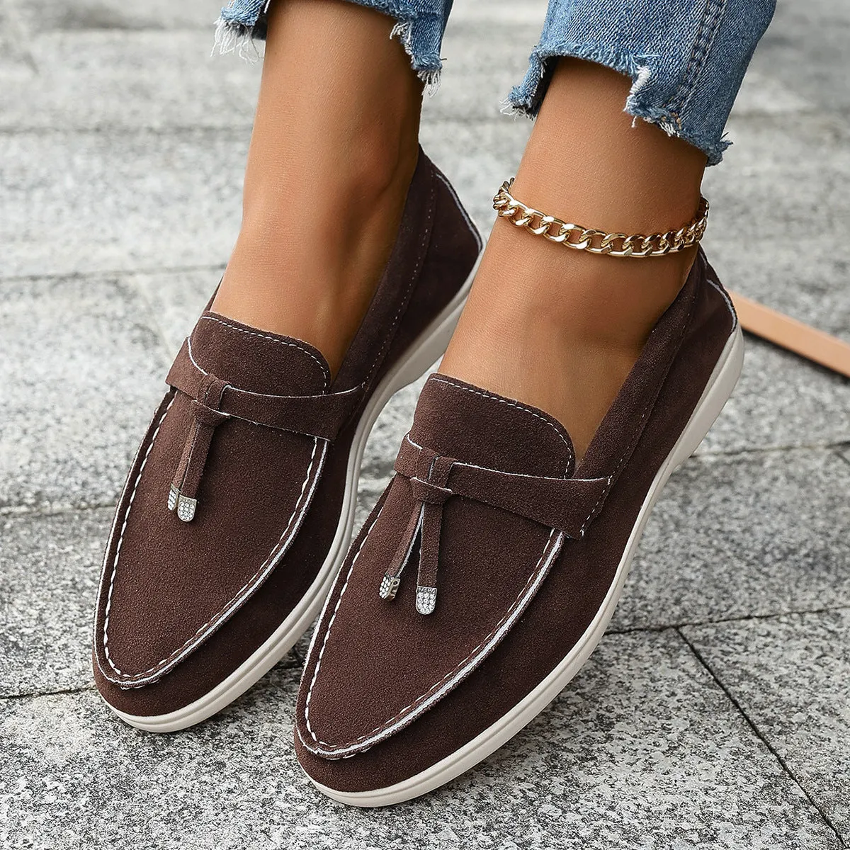 Casual tassel loafers for women in solid colour with low heel and round toe