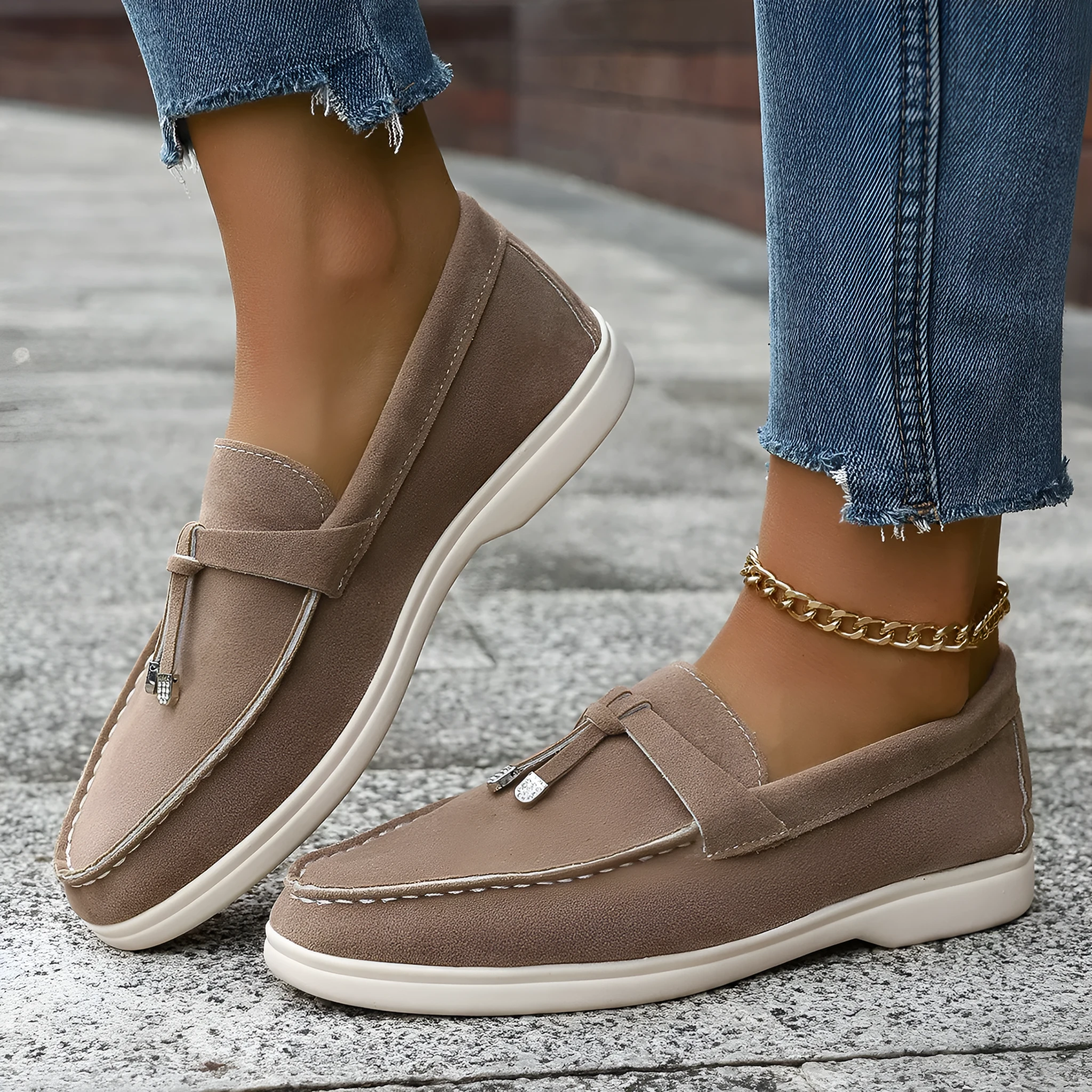 Casual tassel loafers for women in solid colour with low heel and round toe