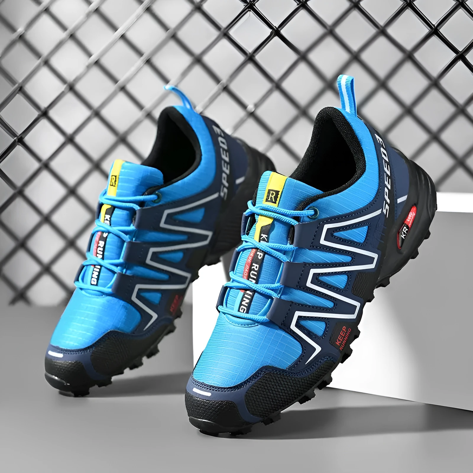 Men's breathable low top casual shoes in synthetic leather with flat heel and lace up fastening