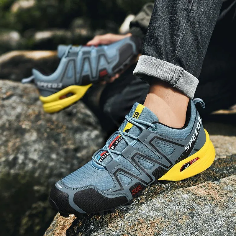Men's breathable low top casual shoes in synthetic leather with flat heel and lace up fastening