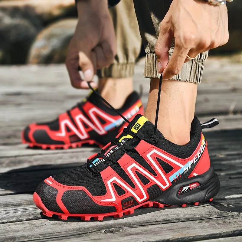 Men's breathable low top casual shoes in synthetic leather with flat heel and lace up fastening