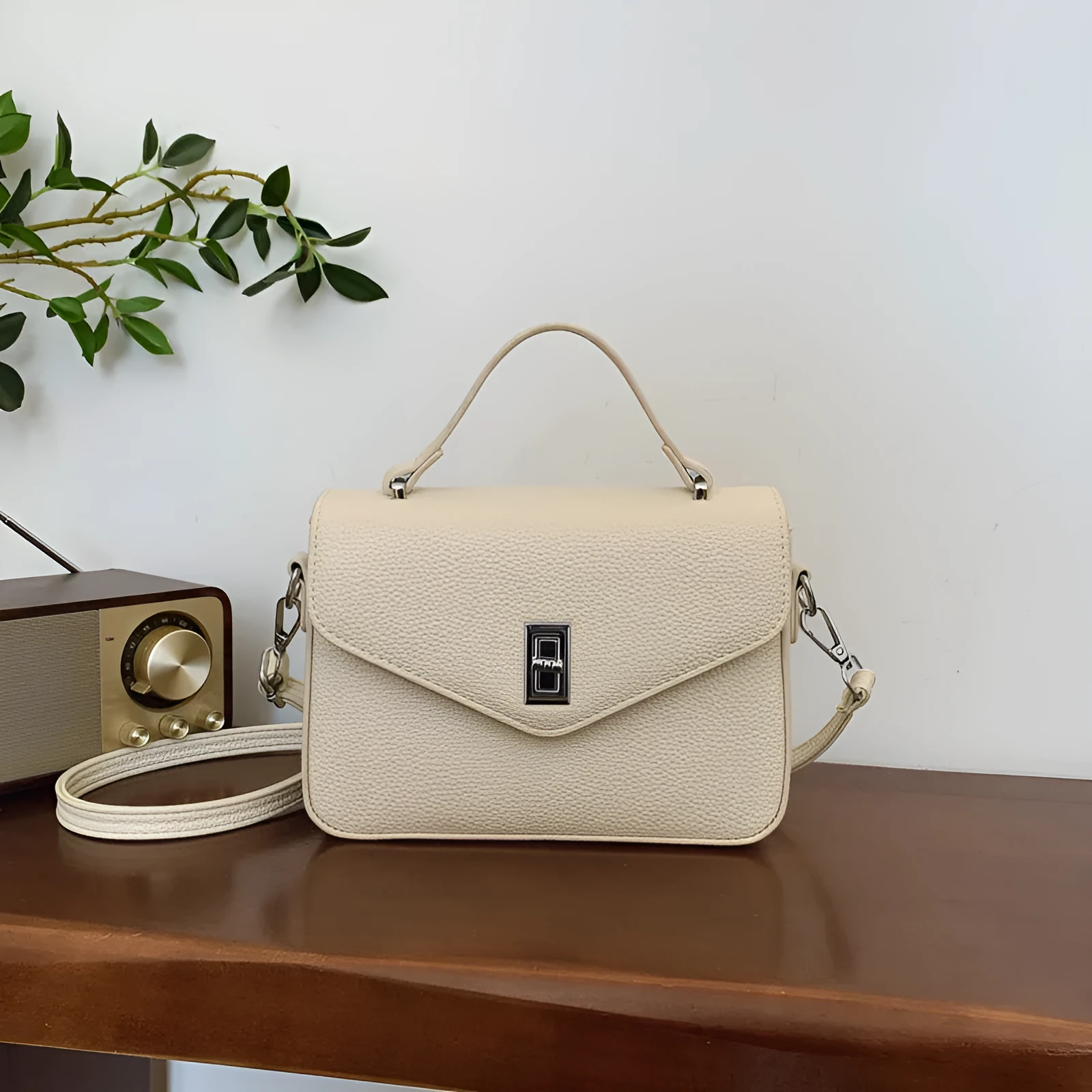 Fashion casual all-match commute cowhide portable shoulder messenger bag in PU leather with sewing thread detail