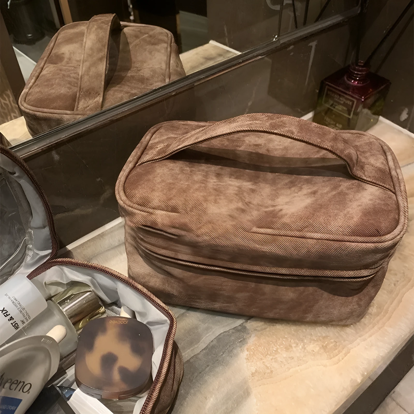 Brown PU leather portable partition storage handbag with zipper closure, compact 23x11.5x15.5cm size
