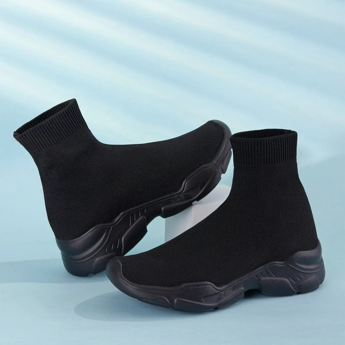 Thick-soled slip-on casual shoes in black with fabric upper and round toe