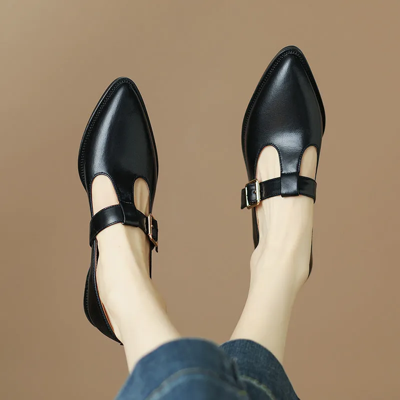 Chunky heel pump in solid colour with microfiber upper and pointed toe, available in black
