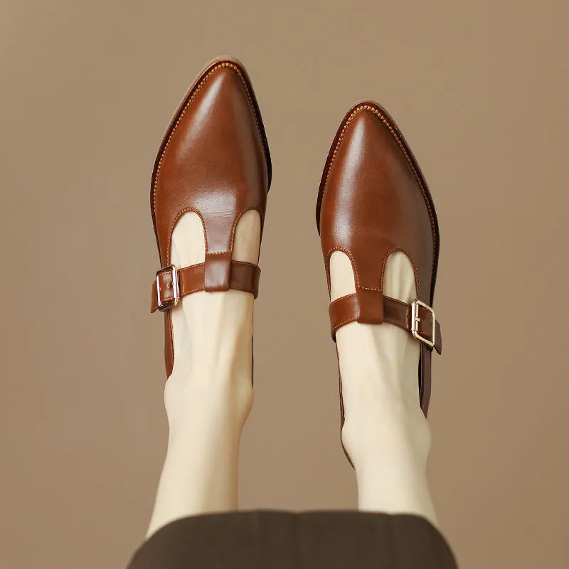 Chunky heel pump in solid colour with microfiber upper and pointed toe, available in black
