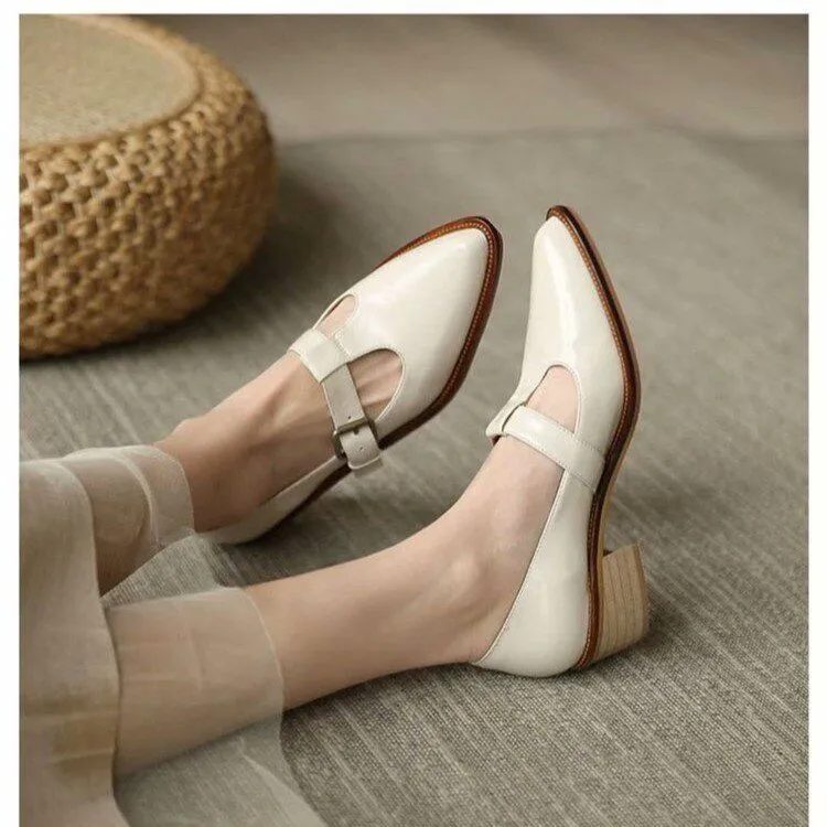 Chunky heel pump in solid colour with microfiber upper and pointed toe, available in black
