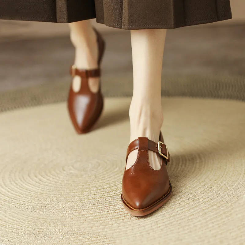 Chunky heel pump in solid colour with microfiber upper and pointed toe, available in black