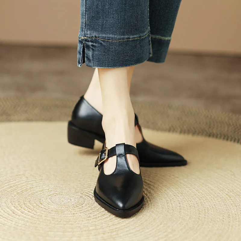 Chunky heel pump in solid colour with microfiber upper and pointed toe, available in black