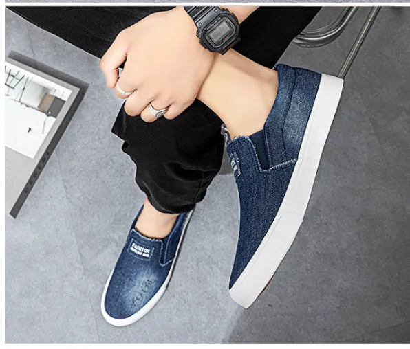 Slip-on canvas work shoes in dark blue with round toe and rubber sole on a plain background