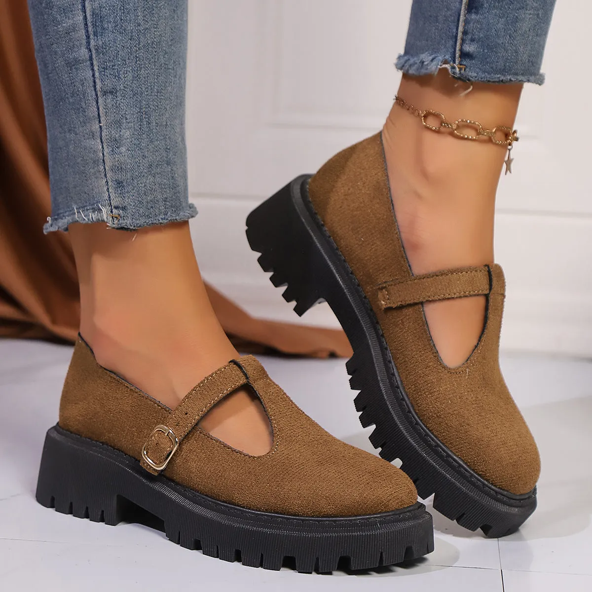 Women's thick bottom retro shoes in suede with buckle fastening and rubber sole, black platform colourway