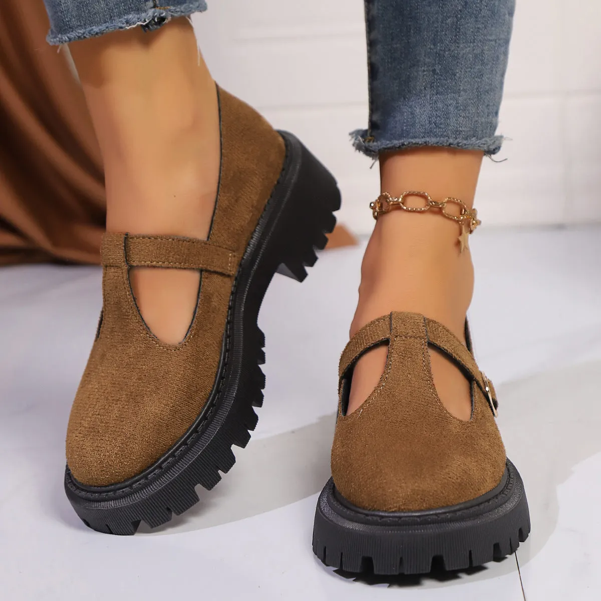 Women's thick bottom retro shoes in suede with buckle fastening and rubber sole, black platform colourway