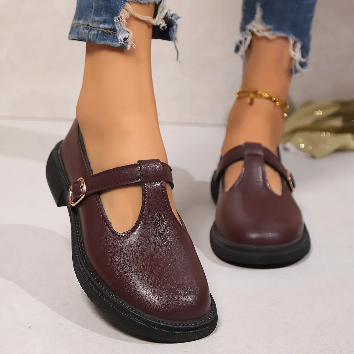 Women's thick bottom retro shoes in suede with buckle fastening and rubber sole, black platform colourway