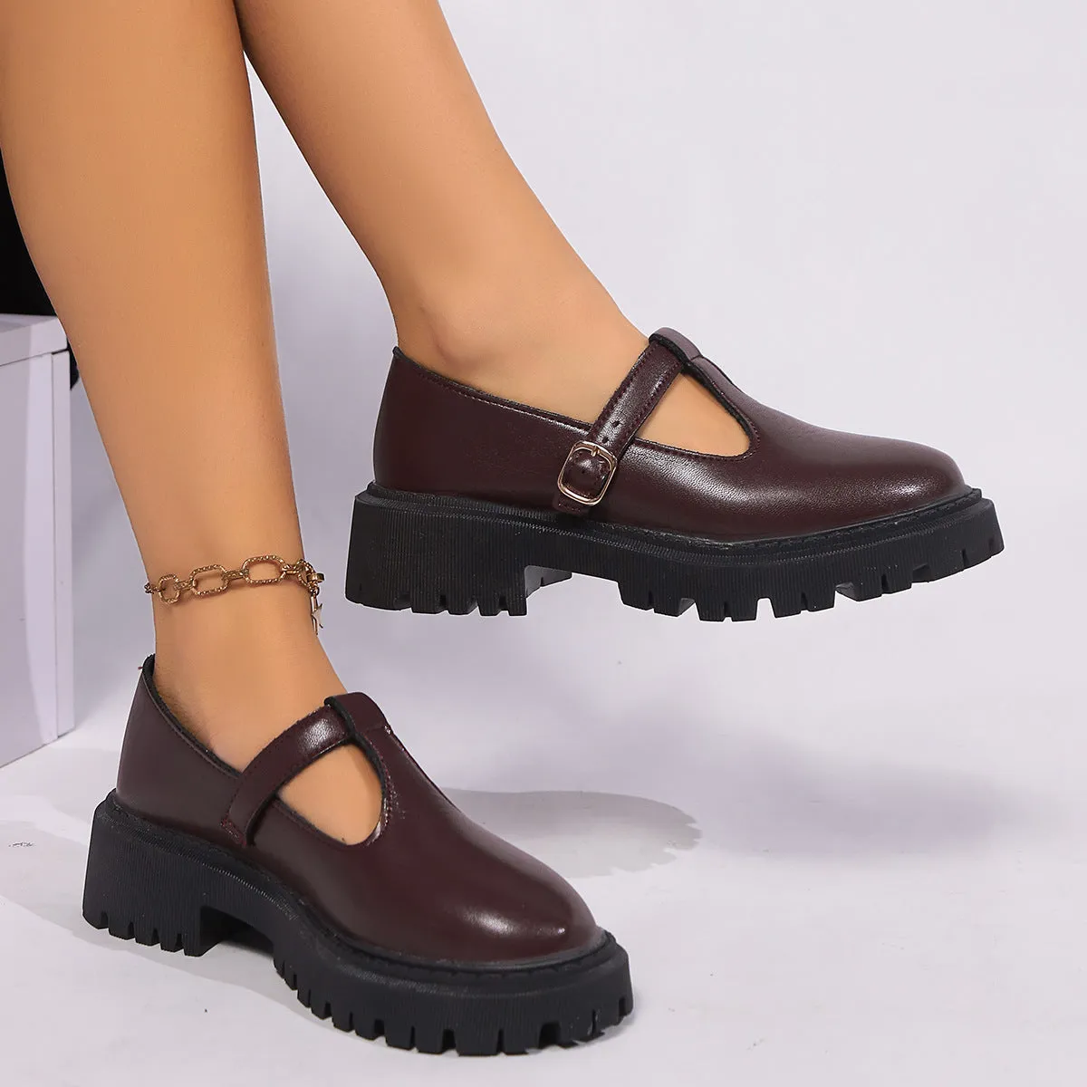 Women's thick bottom retro shoes in suede with buckle fastening and rubber sole, black platform colourway