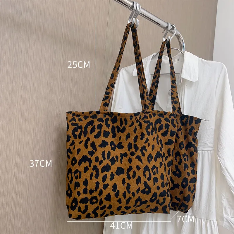 Length adjustable canvas shoulder bag in vintage leopard print with zipper closure