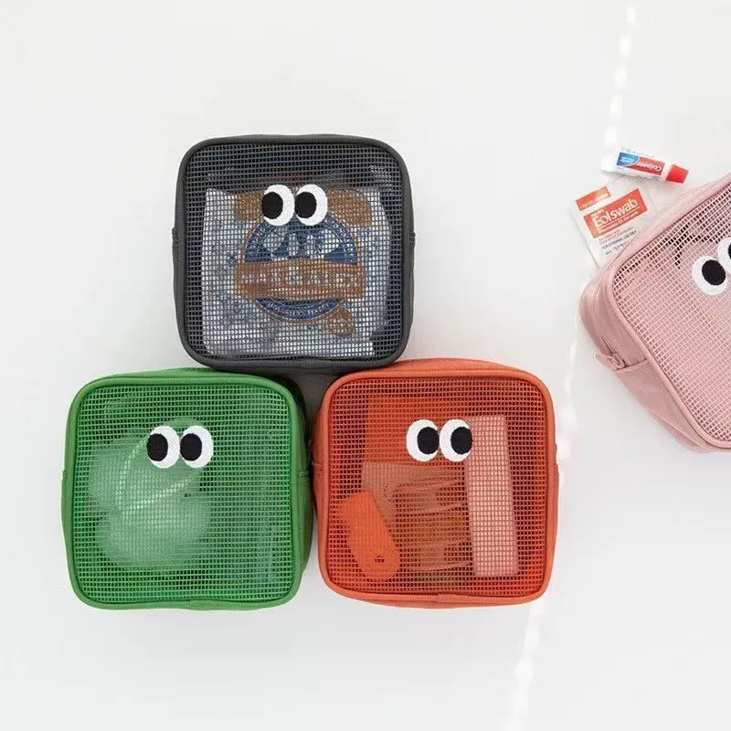 Stereo large capacity mesh makeup wash bag in cube shape, polyester, with zip closure, on a table