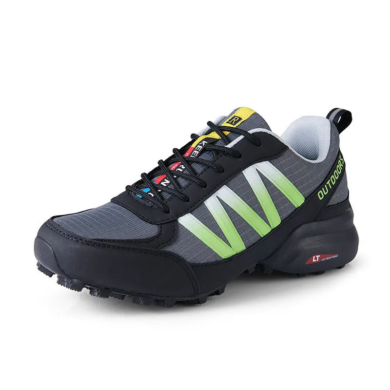 Mountaineering sneakers in black with rubber sole and flat heel, shown with lace-up closure.