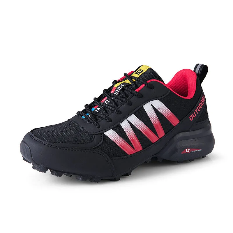 Mountaineering sneakers in black with rubber sole and flat heel, shown with lace-up closure.