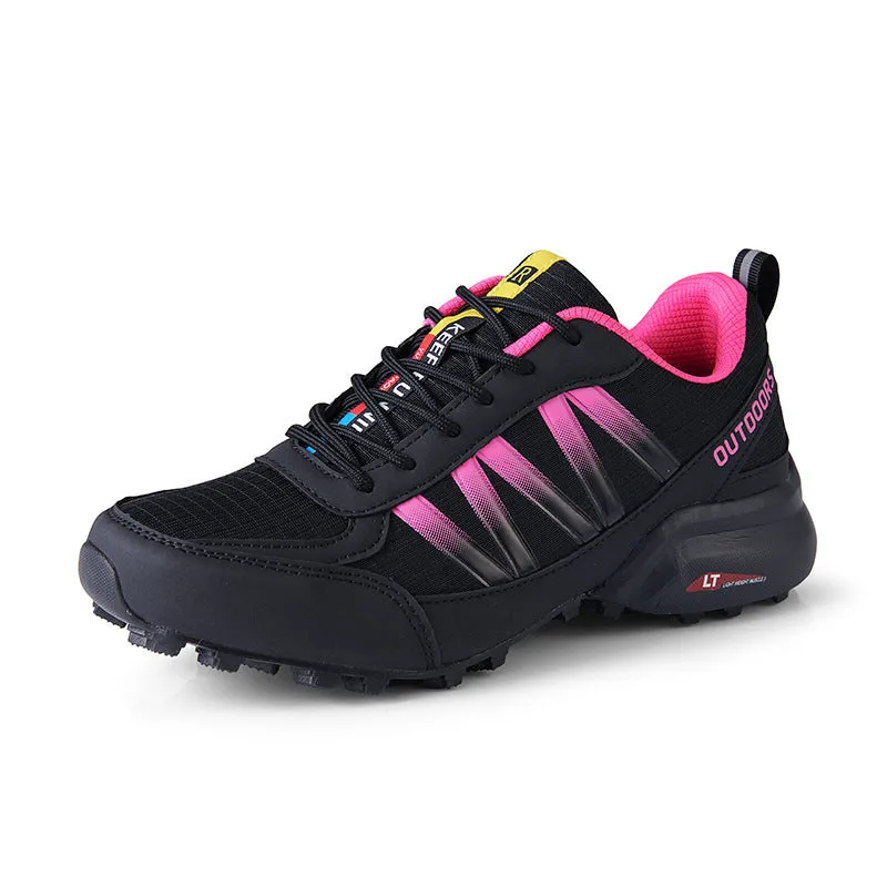 Mountaineering sneakers in black with rubber sole and flat heel, shown with lace-up closure.