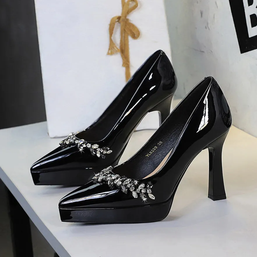 Patent leather pointed toe block heel pumps for women, solid colour, low-cut slip-on style