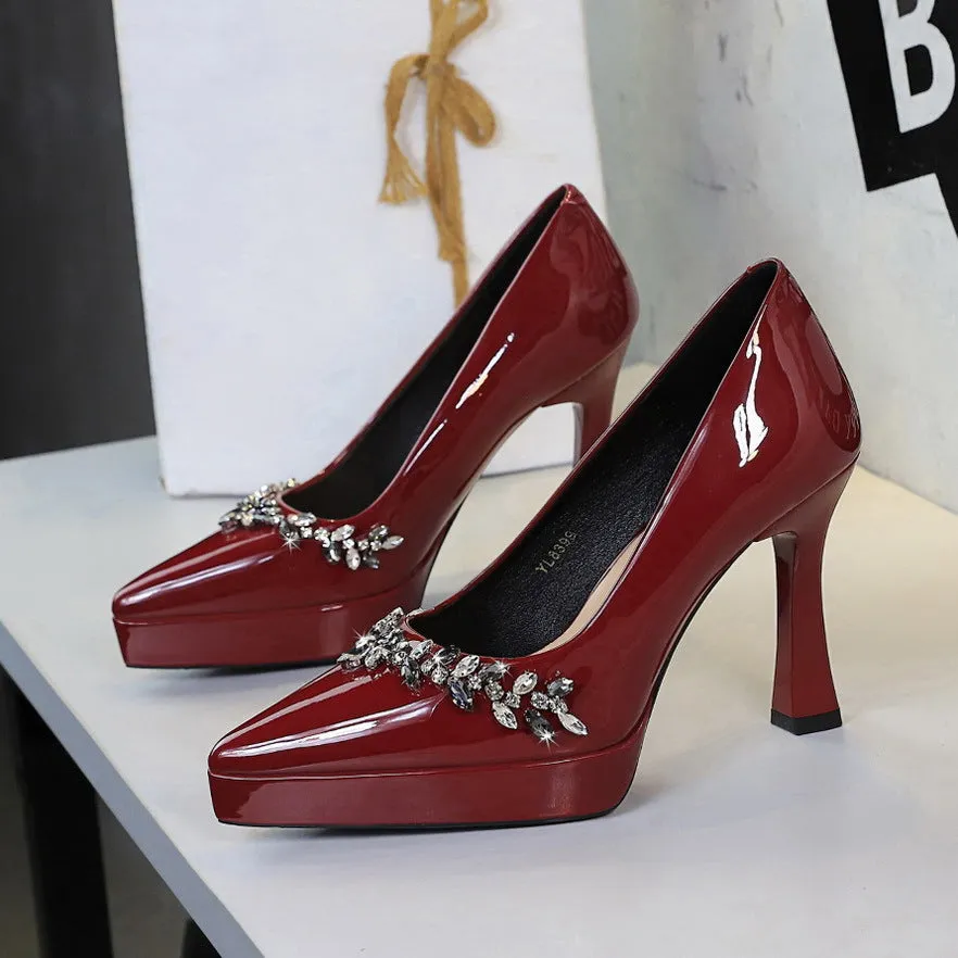 Patent leather pointed toe block heel pumps for women, solid colour, low-cut slip-on style