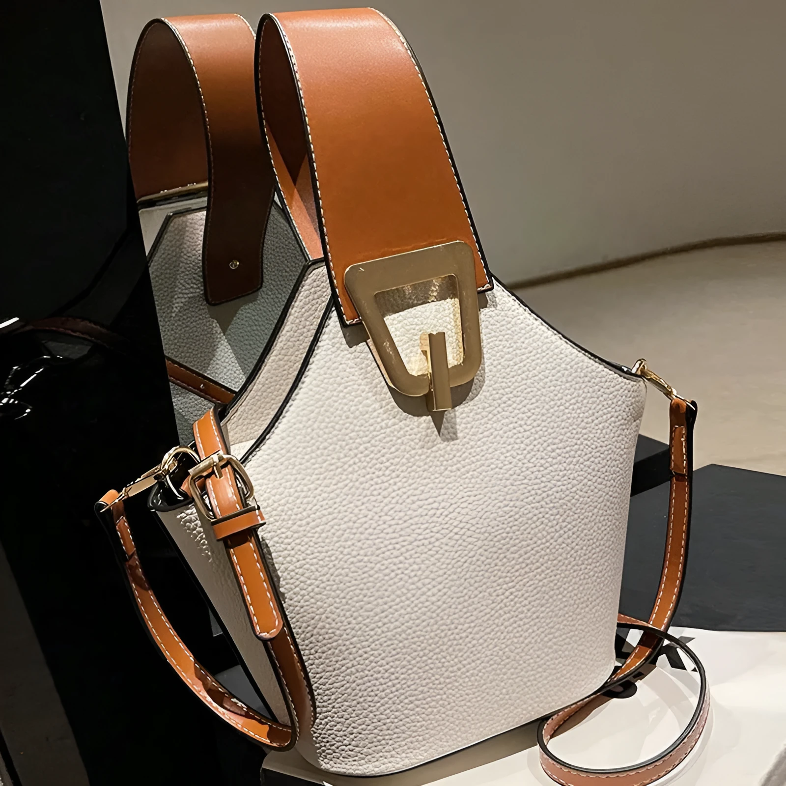 Light luxury commuter crossbody women's basket bag in PU leather bucket shape with internal phone pocket