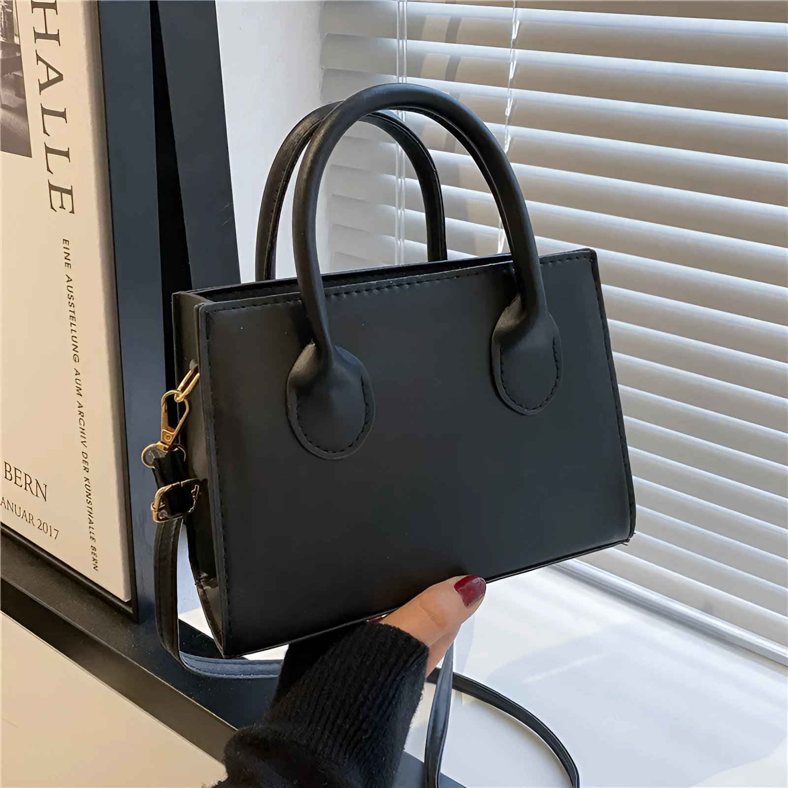 Retro casual women's small square bag in PU leather with single shoulder strap and document compartment