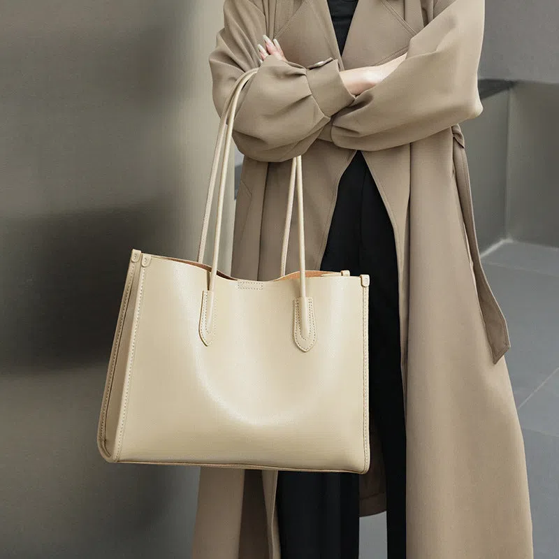 Women's new commuter large capacity genuine leather tote bag in golden brown with double straps and horizontal square shape