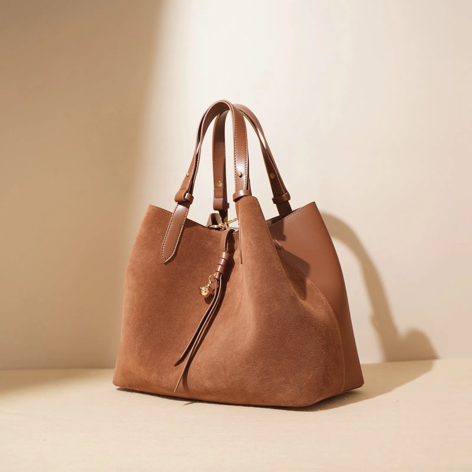 Autumn and winter Maillard-style retro tote bag in olive green with bucket shape, cotton lining, and document pocket