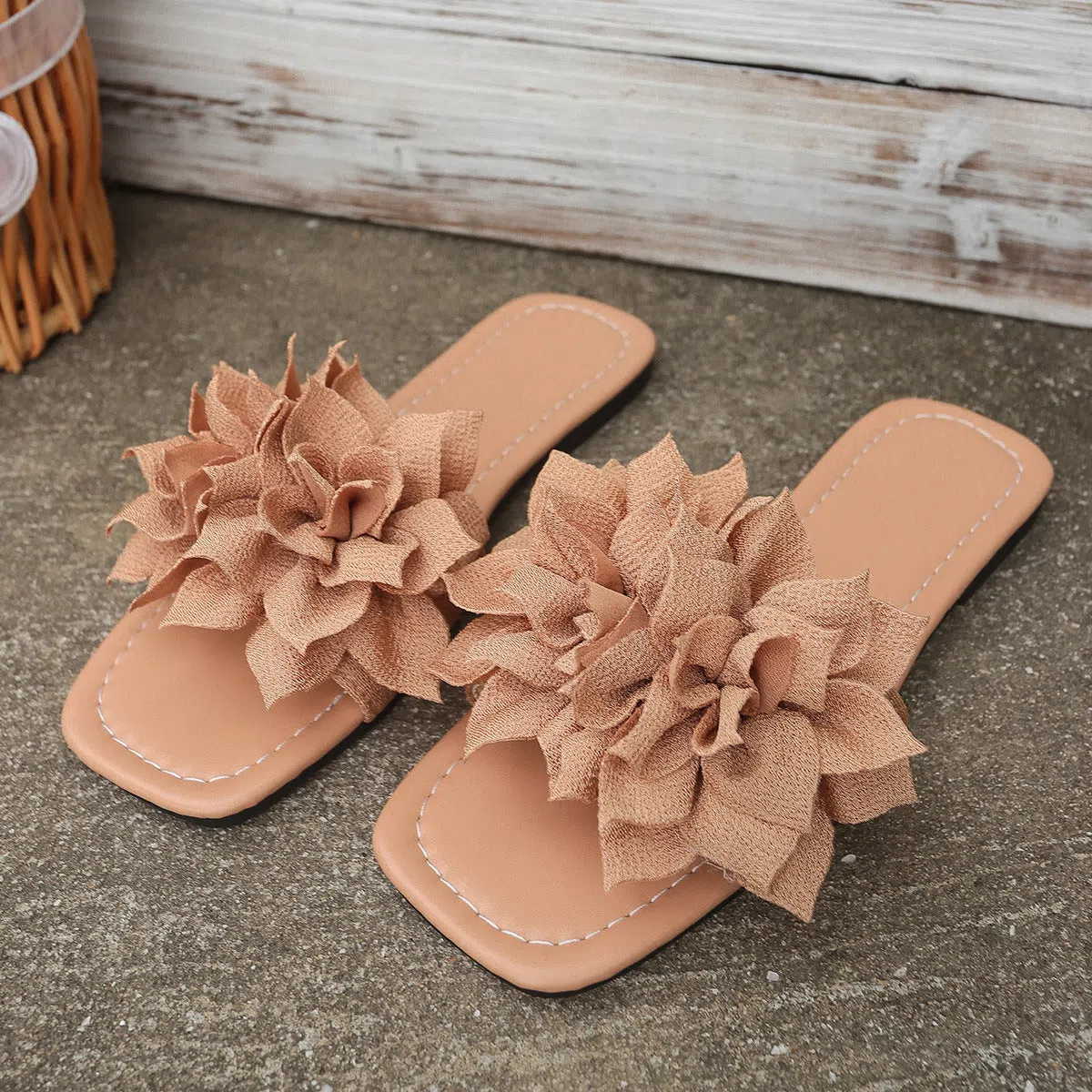 Flat flip-flops with flower decoration in faux leather and rubber sole in black colour for women