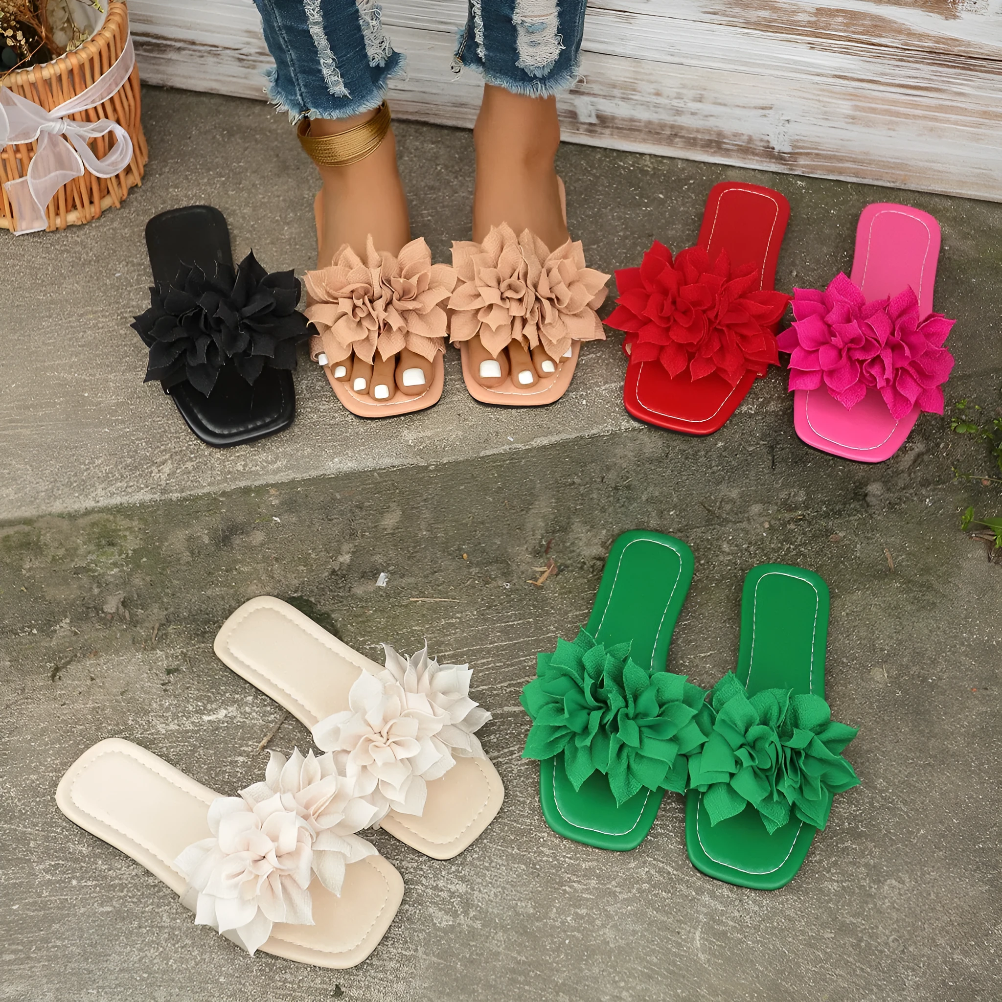 Flat flip-flops with flower decoration in faux leather and rubber sole in black colour for women