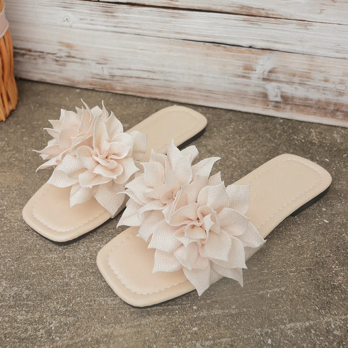 Flat flip-flops with flower decoration in faux leather and rubber sole in black colour for women