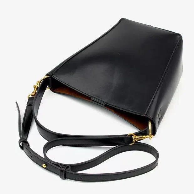 Urban minimalist crossbody shoulder bag in bucket style, PU material, solid colour, three-dimensional outer pocket, available in black, army green, and wine red