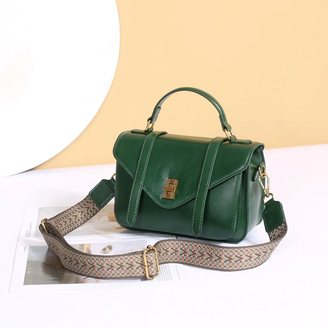 Full-grain vegetable-tanned cowhide tote bag in horizontal rectangular shape with double shoulder straps, large capacity interior, available in five colours