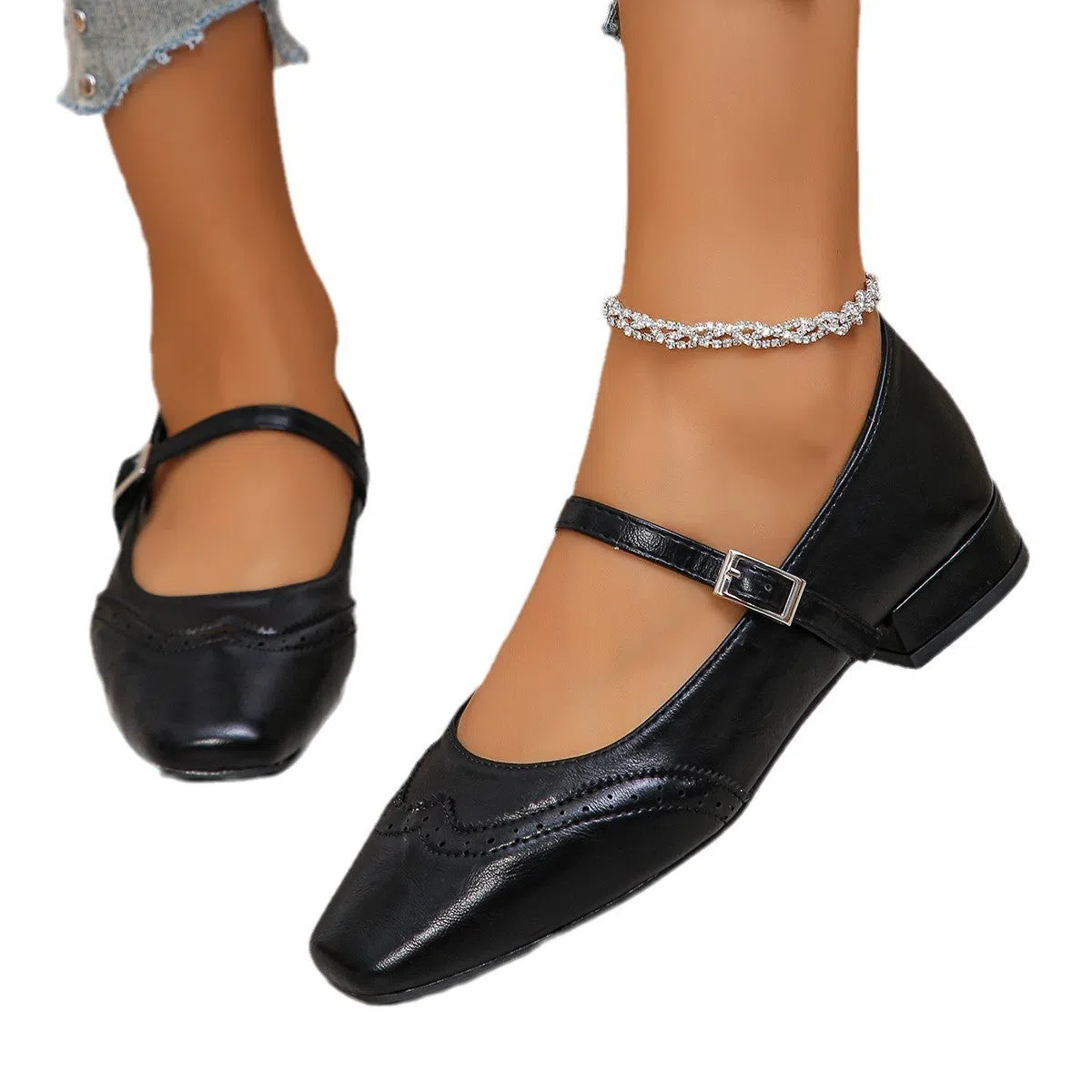 Women's casual peep-toe pumps with single strap buckle, low heel, solid colour black