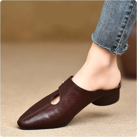 Women's slip-on slippers in first-layer sheepskin with hand-stitched pattern and hollow-out design, beige colour, low heel.