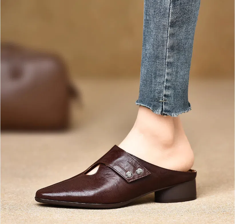 Women's slip-on slippers in first-layer sheepskin with hand-stitched pattern and hollow-out design, beige colour, low heel.