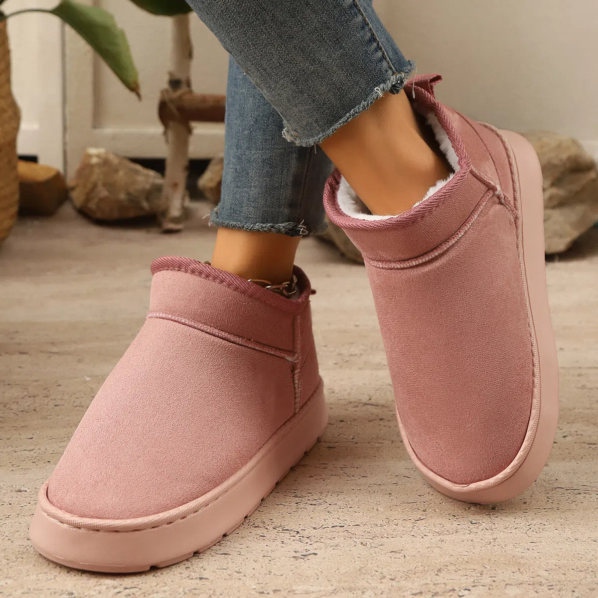 Short snow boots for women with thick non-slip soles and plush lining in black synthetic leather