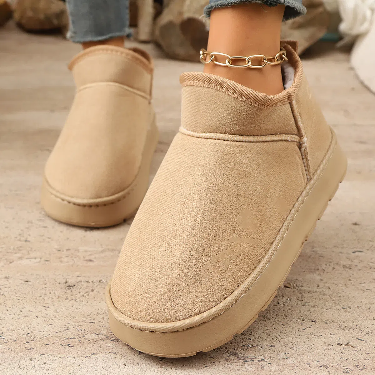 Short snow boots for women with thick non-slip soles and plush lining in black synthetic leather