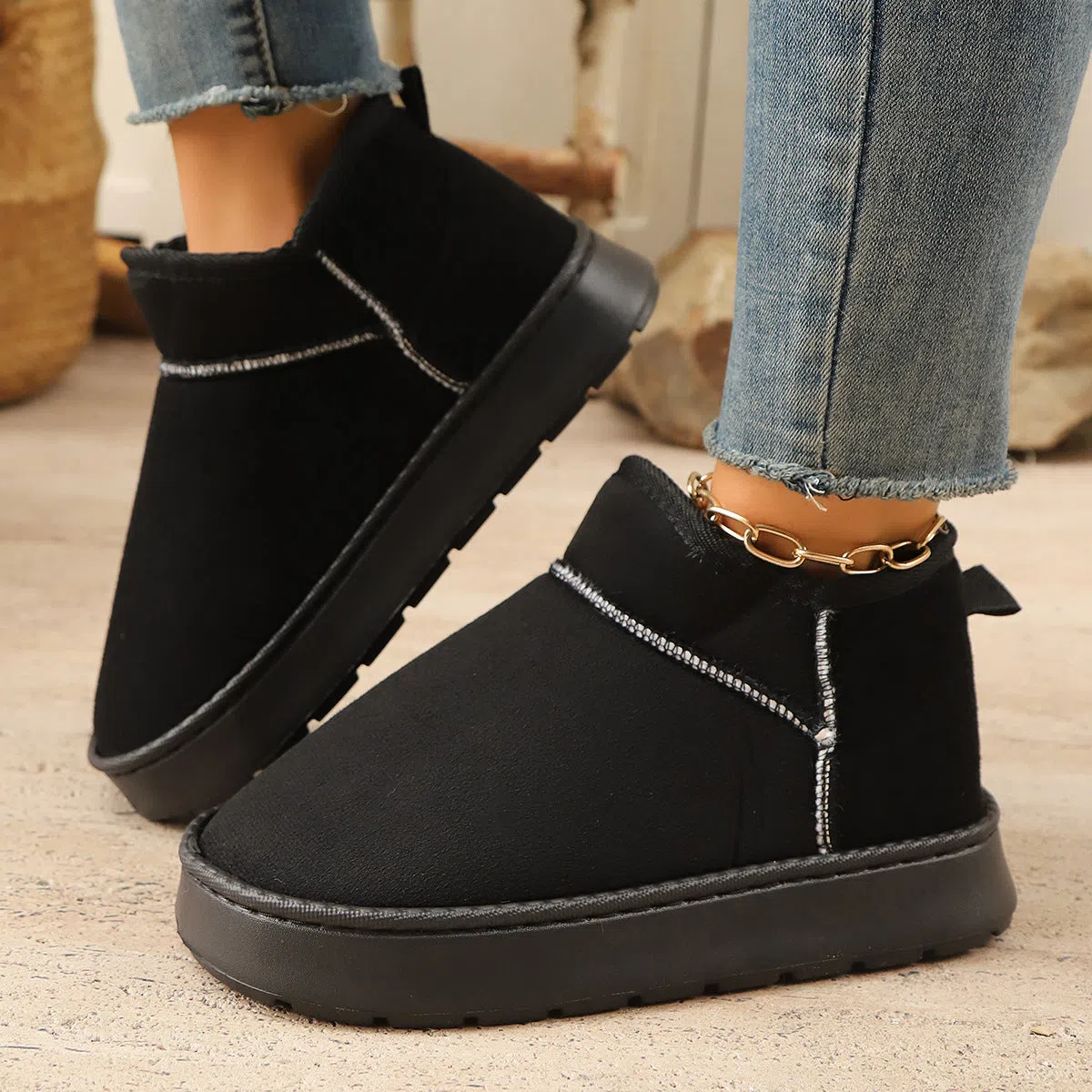 Short snow boots for women with thick non-slip soles and plush lining in black synthetic leather