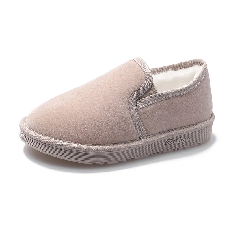 Flat heel snow boots with fleece lining in multiple colours on a white background.
