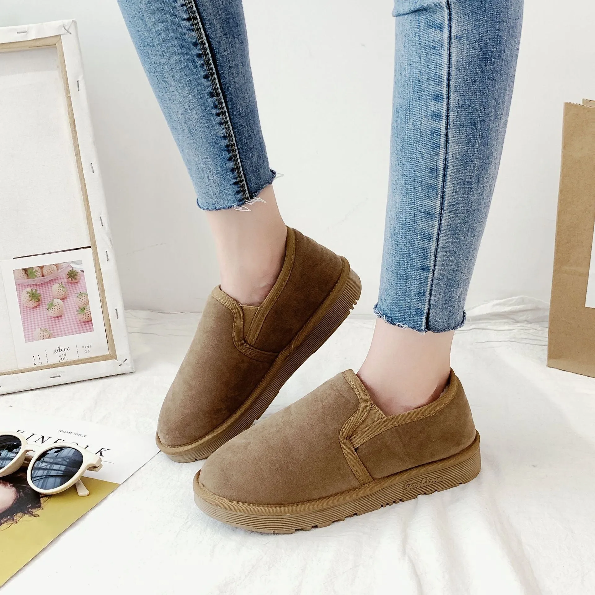 Flat heel snow boots with fleece lining in multiple colours on a white background.